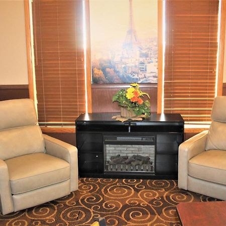 Super 8 By Wyndham Burlington Hotel Екстериор снимка
