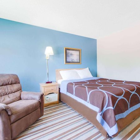 Super 8 By Wyndham Burlington Hotel Екстериор снимка