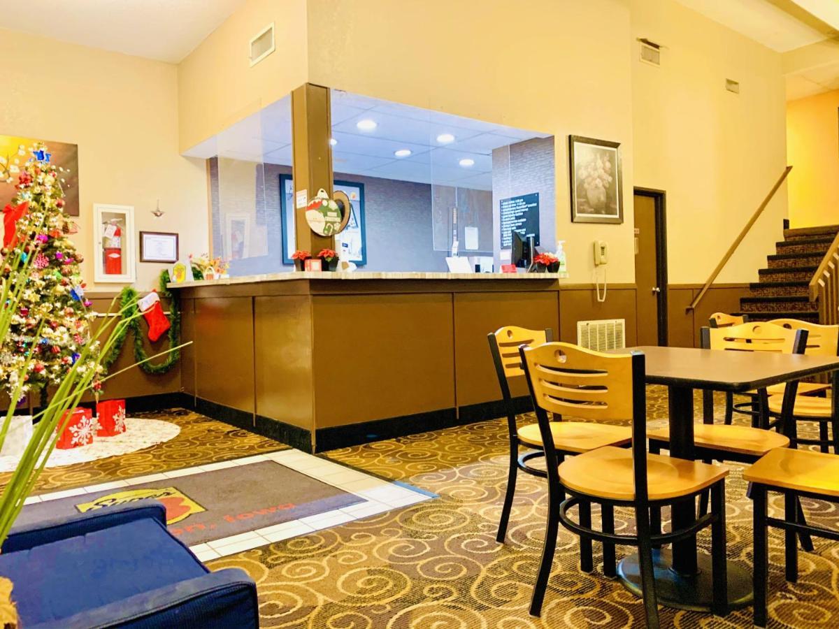 Super 8 By Wyndham Burlington Hotel Екстериор снимка