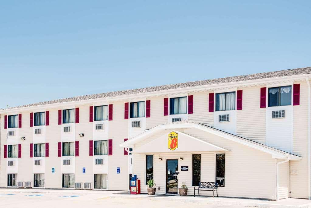 Super 8 By Wyndham Burlington Hotel Екстериор снимка