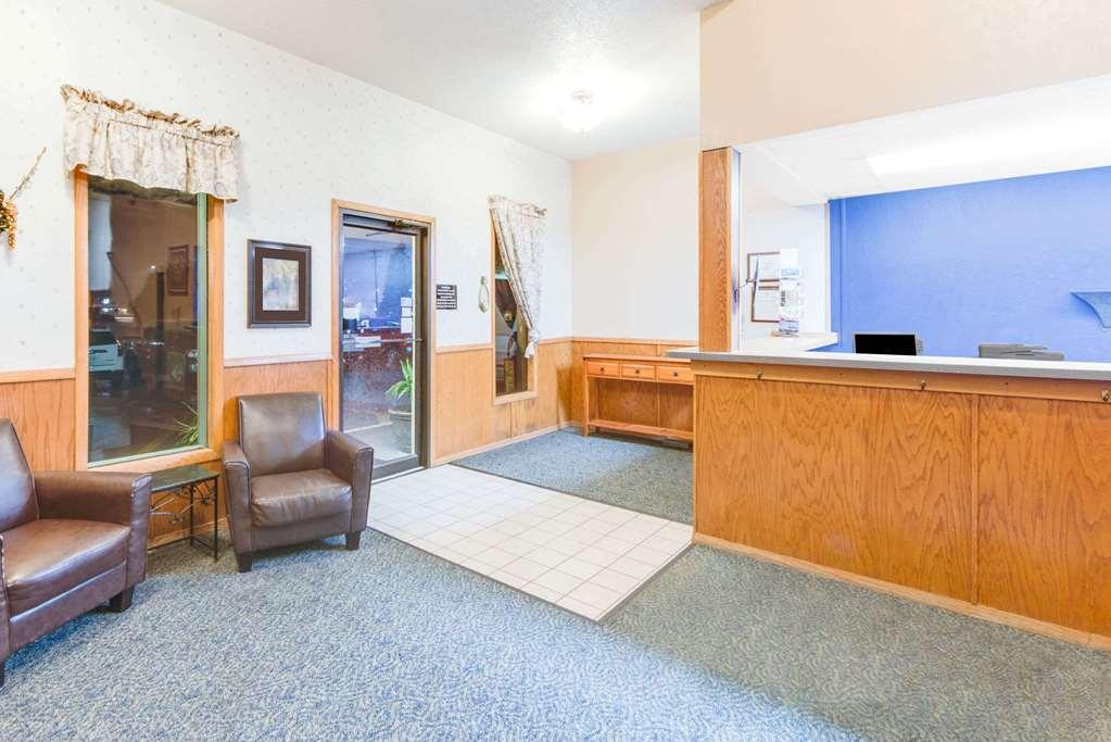 Super 8 By Wyndham Burlington Hotel Интериор снимка