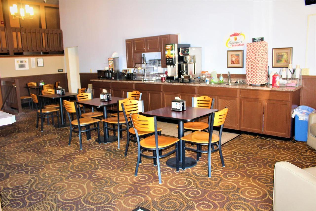 Super 8 By Wyndham Burlington Hotel Екстериор снимка