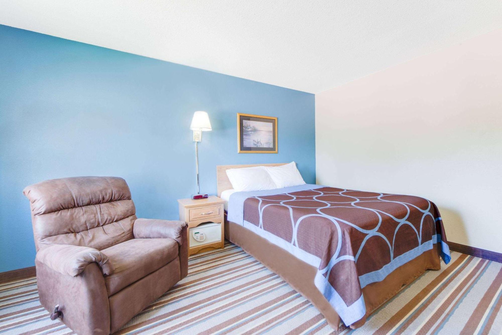 Super 8 By Wyndham Burlington Hotel Екстериор снимка