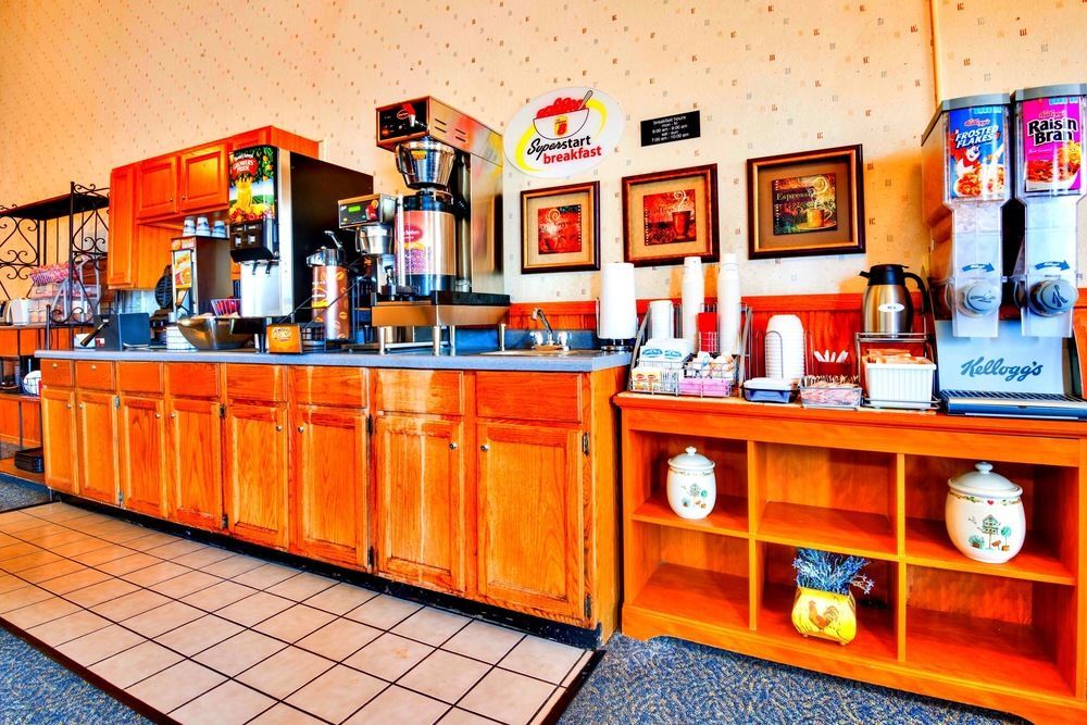 Super 8 By Wyndham Burlington Hotel Екстериор снимка