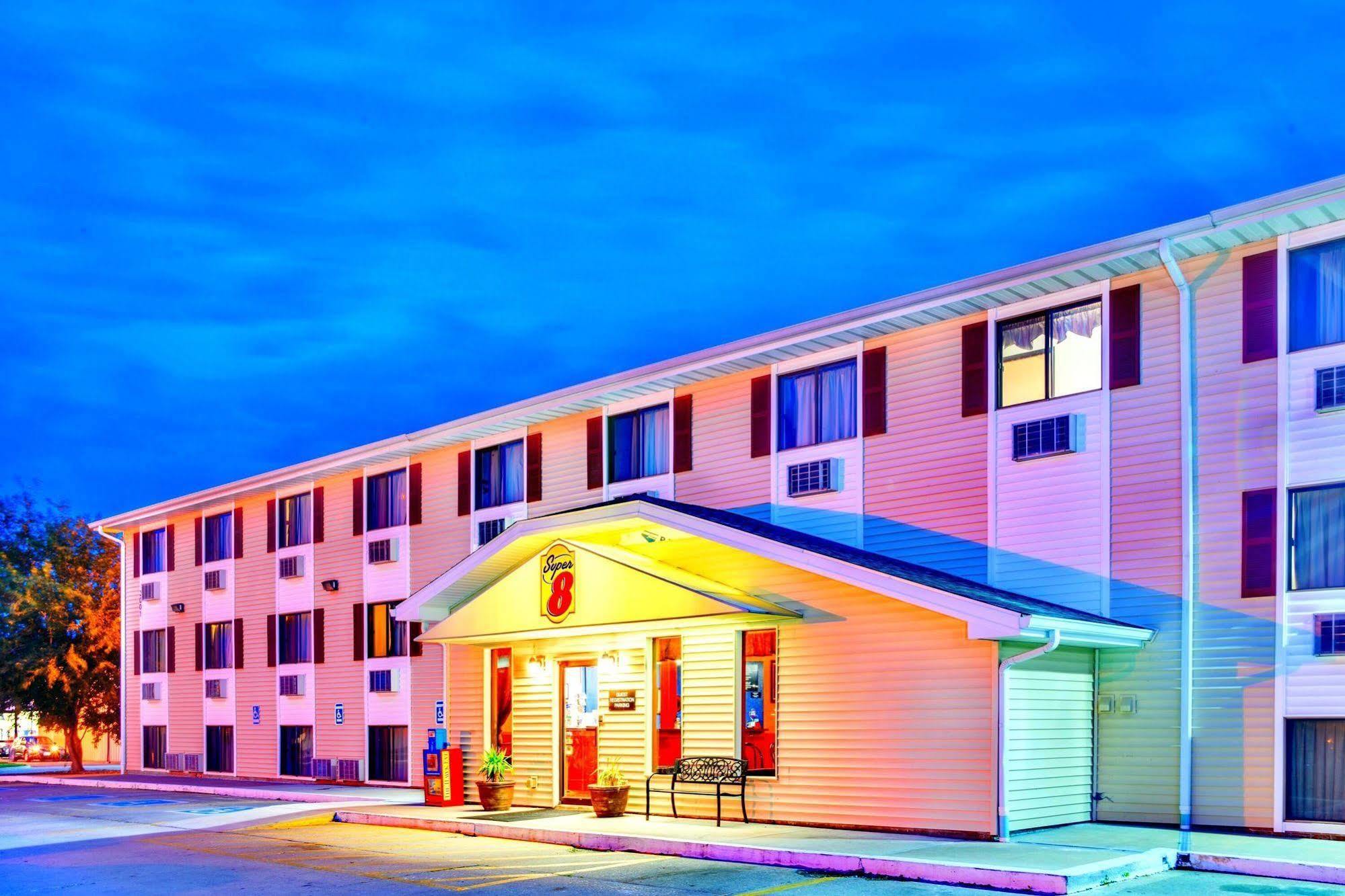 Super 8 By Wyndham Burlington Hotel Екстериор снимка