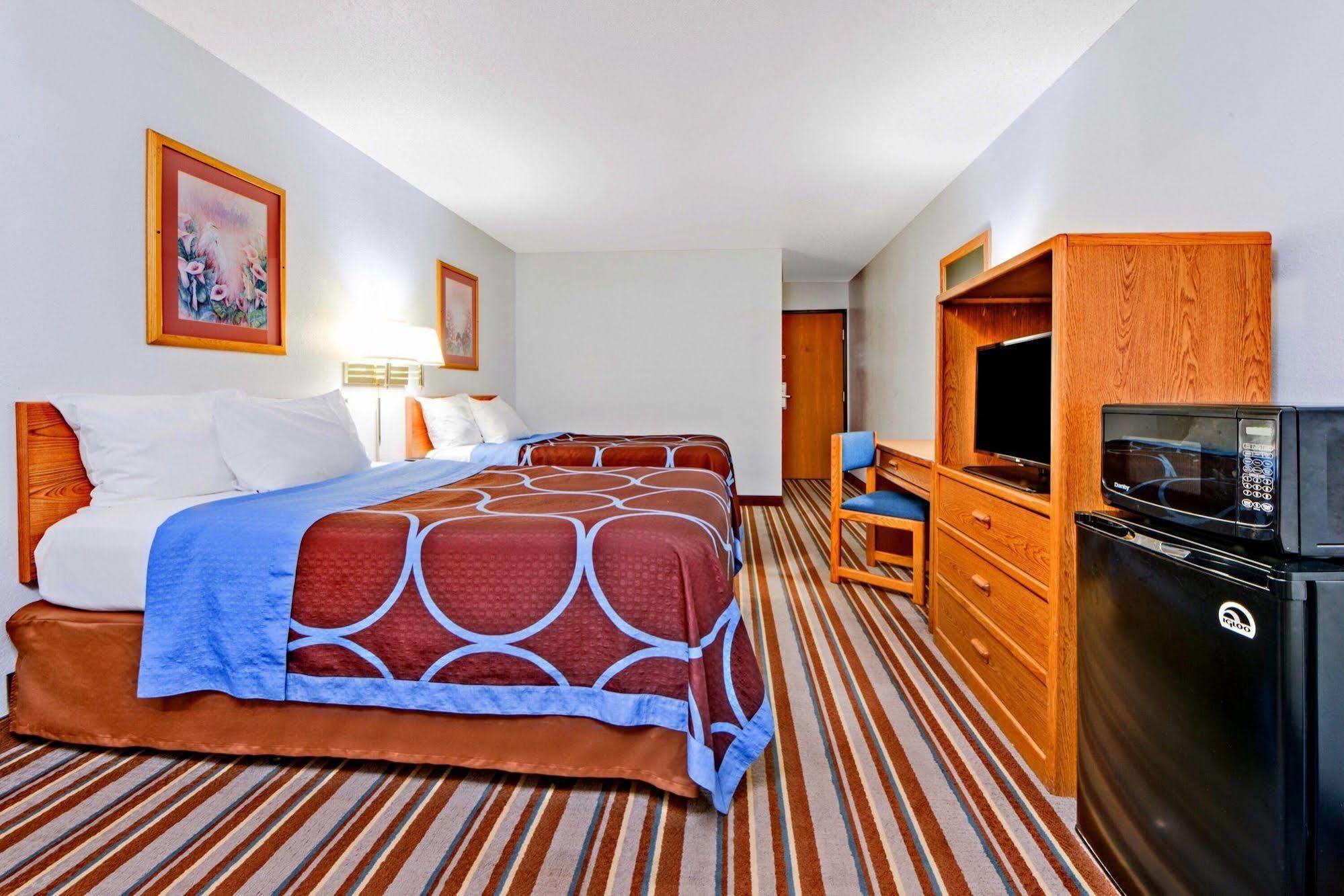 Super 8 By Wyndham Burlington Hotel Екстериор снимка