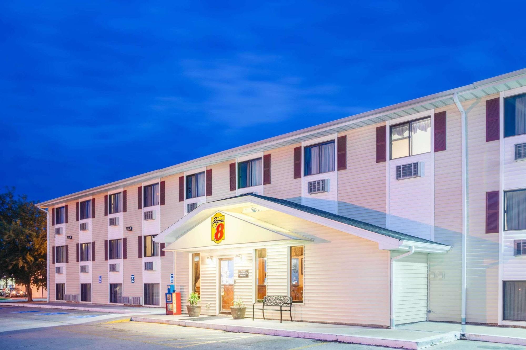 Super 8 By Wyndham Burlington Hotel Екстериор снимка